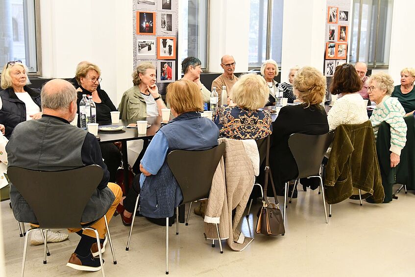 Die Teilnehmerinnen und Teilnehmer eines Gesprächskreises im Wien Museum sitzen zusammen